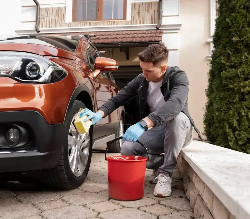 Lavage auto à domicile Bining : professionnel intervenant sur un véhicule